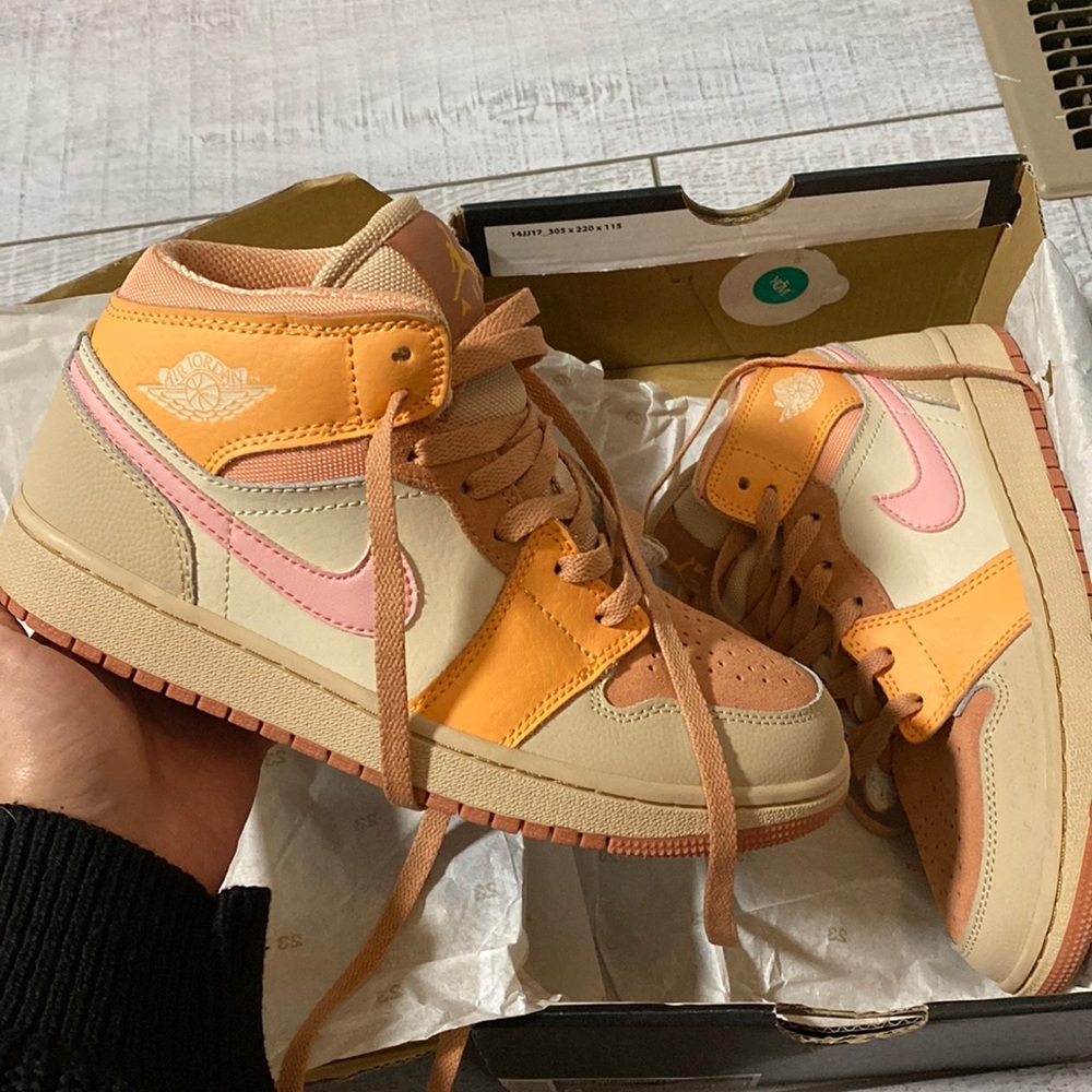 Apricot mid Jordan women’s size US 8